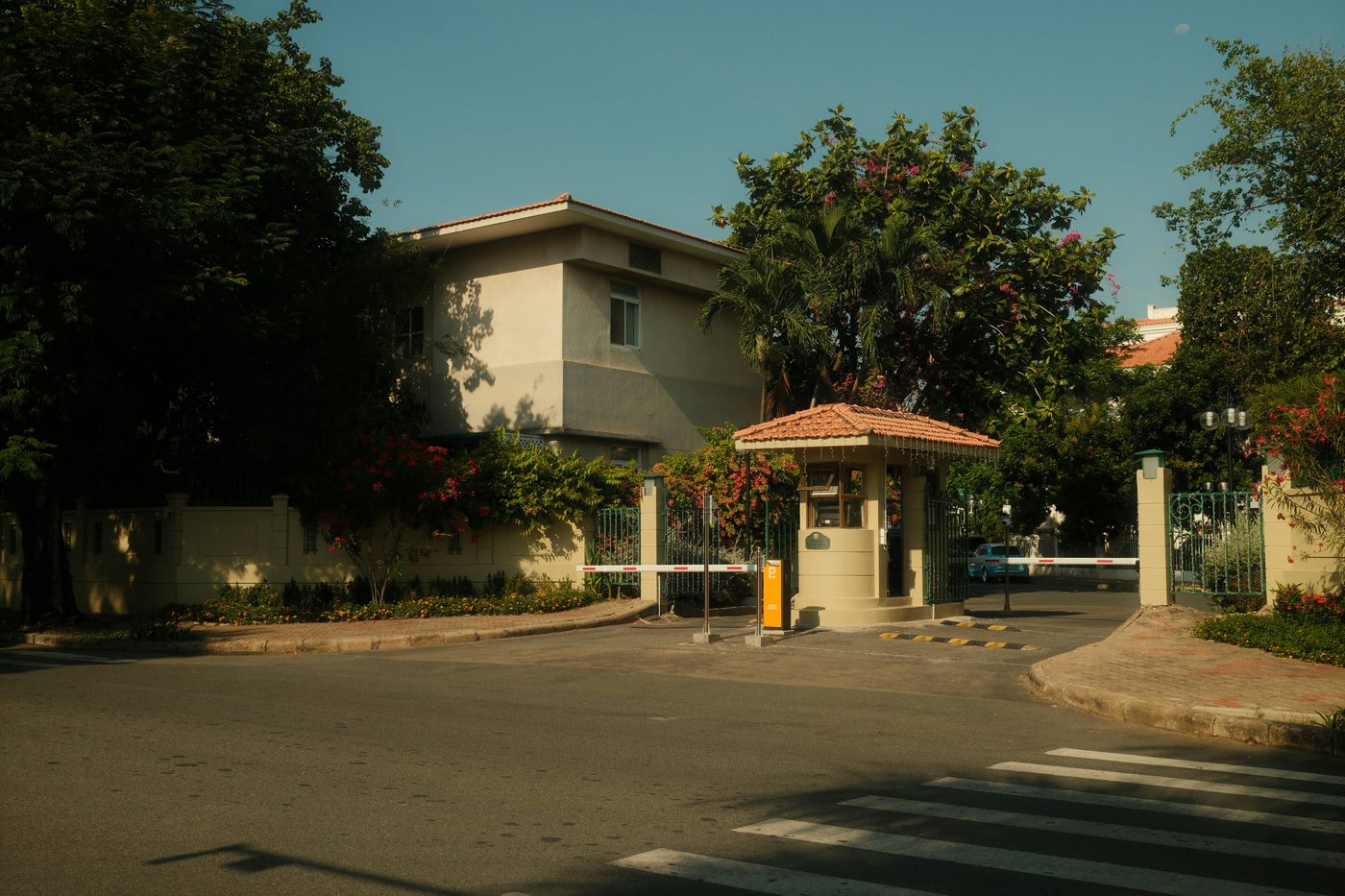 A subdivision gate with a guard booth and boom barrier